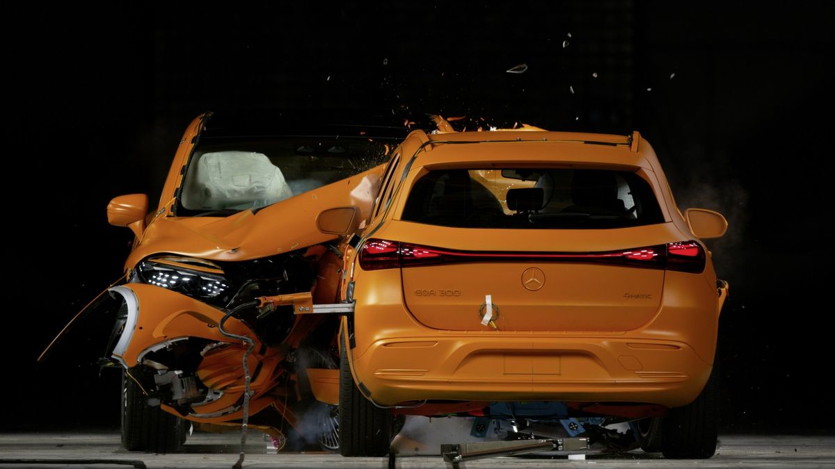 Mercedes-Benz do sebe nechal nabourat dva své elektromobily. Chtěl demonstrovat bezpečnost